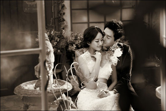  유지태 · 김효진 부부는 결혼 당시 외부 협찬을 거부해 화제를 모으기도 했다.