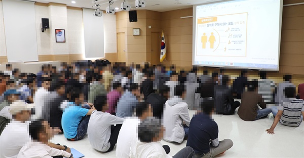  제주에 입국한 예멘인들이 제주출입국·외국인청에서 지난 18일 한국 생활과 법에 대해 교육을 받고 있다. 