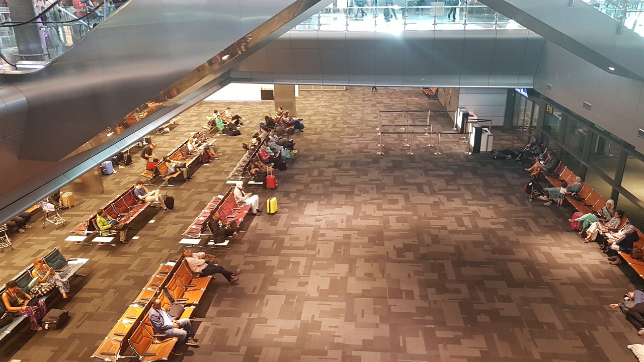 도하공항에서 탑승을 기다리며 편안하게 쉬고 있는 여행객들.