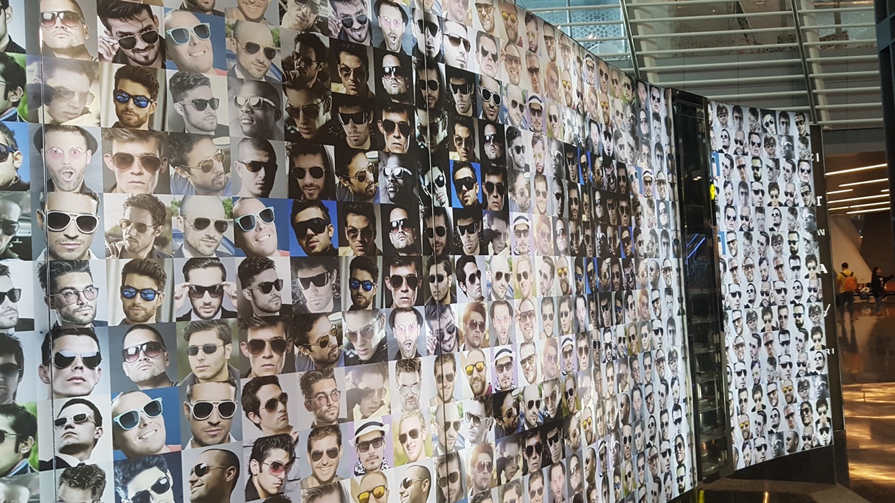 도하공항에서 얼굴사진을 오려붙인 대형 모자이크화가 이색적입니다.