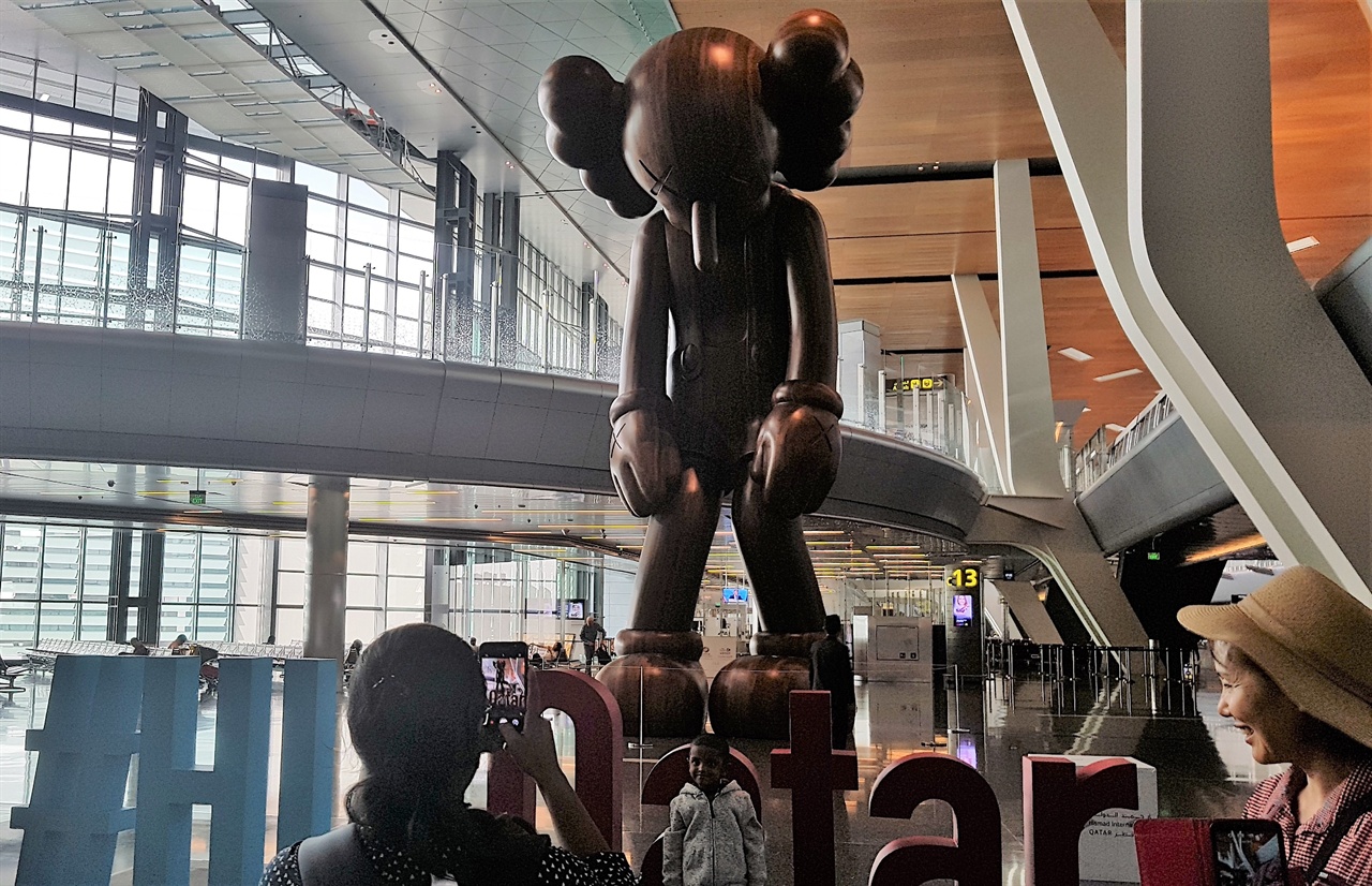 도하공항에 설치된 대형 피노키오 인형, 어린아이들이 사진을 많이 찍고 있었습니다.