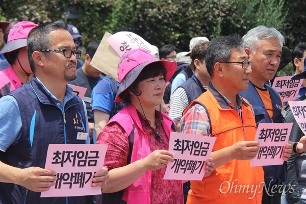  민주노총 경남본부는 6월 22일 낮 12시 창원고용노동지청 앞에서 "최저임금 삭감법 폐기, 비정규직 철폐! 노동기본권 보장, 경남노동자 결의대회"를 열었다.