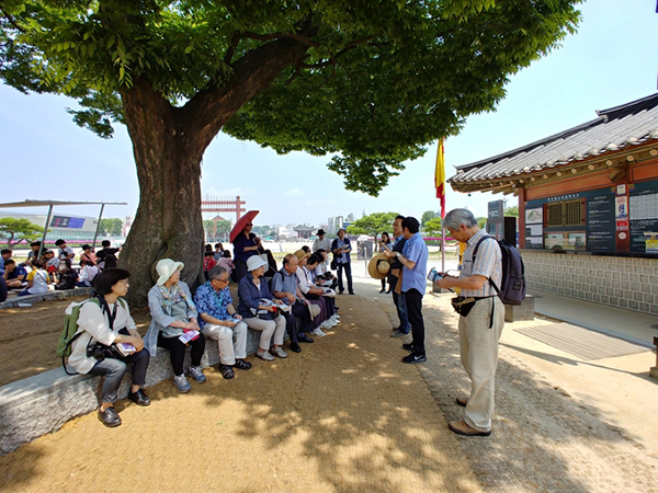 화성행궁을 무자비하게 파괴한 일제의 만행에 대해 듣는 고려박물관 회원들, 바쁜 일정에도 한동민 수원화성박물관장이 직접 이곳까지 나와 당시 상황을 설명해주었다.