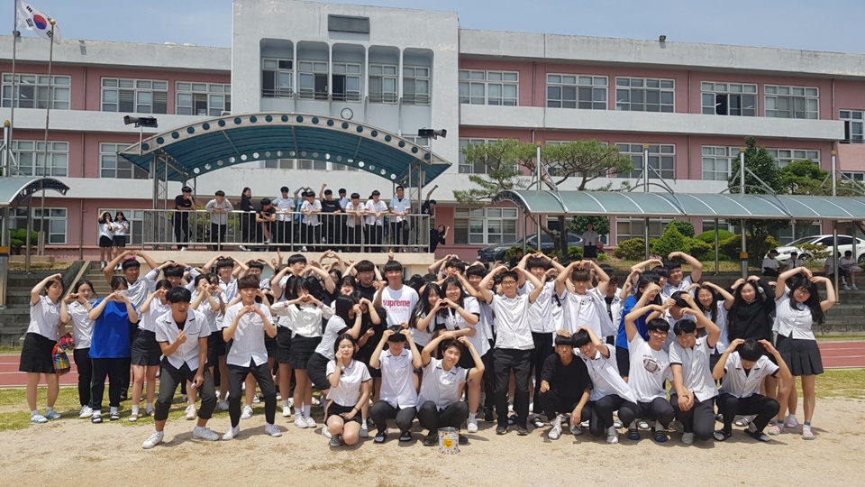 서산의 한 고등학교에서 인권주간을 맞아 ‘인권 플래시몹’을 벌였다. 22일 오후 서산 부석고등학교(교장, 류정식)에서는 학생, 교직원 등 100여 명이 참가한 가운데, 학교 운동장에서 ‘모두가 지키면 행복한 권리 인권, 작은 참여 하나로 여러분도 인권 지킴이가 되어 봅시다’라며 퍼포먼스를 벌인 것이다.