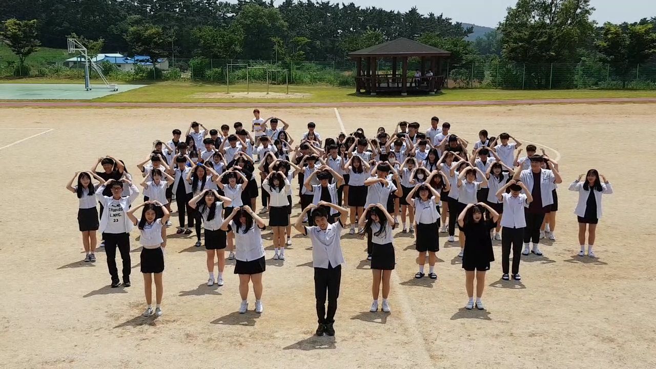 서산의 한 고등학교에서 인권주간을 맞아 ‘인권 플래시몹’을 벌였다. 22일 오후 서산 부석고등학교(교장, 류정식)에서는 학생, 교직원 등 100여 명이 참가한 가운데, 학교 운동장에서 ‘모두가 지키면 행복한 권리 인권, 작은 참여 하나로 여러분도 인권 지킴이가 되어 봅시다’라며 퍼포먼스를 벌인 것이다.