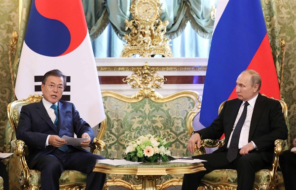 지난 6월 22일 러시아를 국빈 방문해 푸틴 대통령(오른쪽)과 정상회담을 하고 있는 문재인 대통령. 
