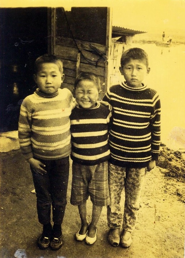1969년 4월 29일. 부산 범일동 '진주여인숙'에서 종업원으로 일하던 어머니는 사람을 보내 삼형제 사진을 찍어오게 했다. 우측부터 형, 동생, 필자.