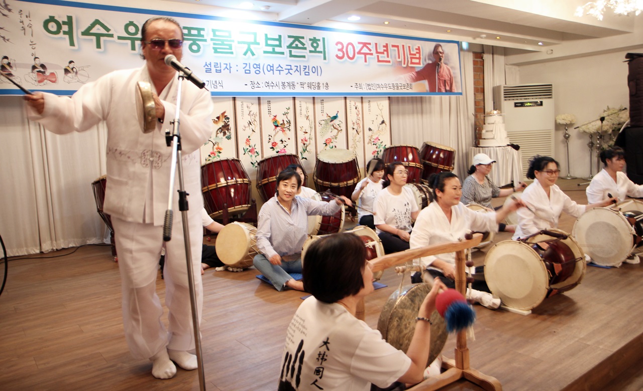 여수우도풍물굿보존회 30주년 기념행사에서 꽹과리를 치며 소리를 하고 있는 김영 단장. 