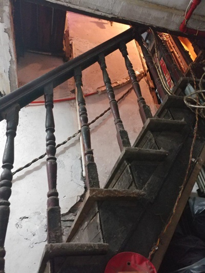 신규식 선생이 살았던 집 계단. 100년 전 모습 그대로다.