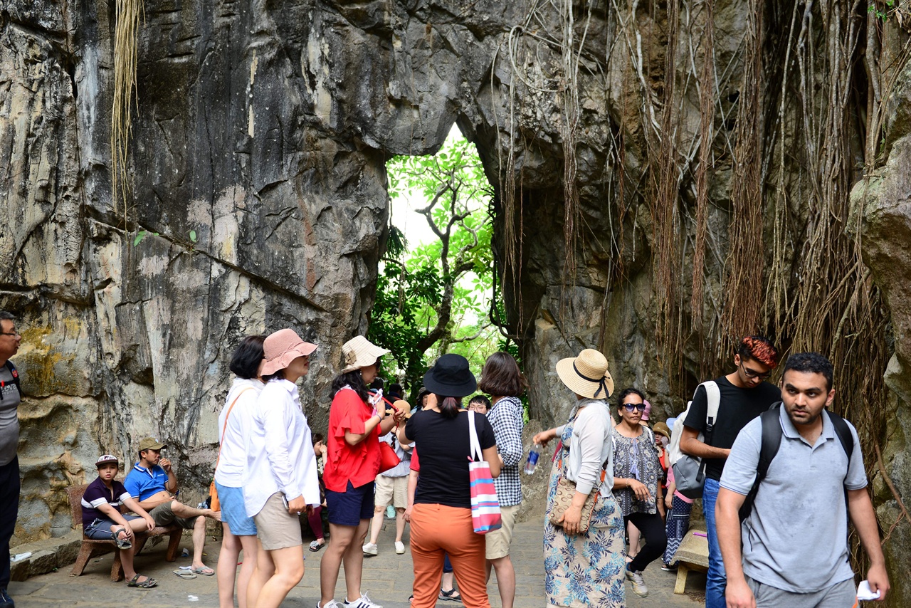 오행산 봉우리가 5 개인 오행산은 베트남 민간 신앙의 본산지다. 다양한 불상과 신을 모신 제단이 있다. 동굴이 많아 베트남 전쟁 때는 베트콩의 은신처로 이용되었다고 한다. 