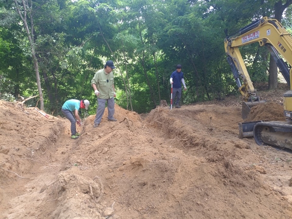 23일  박선주 충북대 명예교수(가운데) 등 시굴조사팀이 현장 시굴조사를 벌이고 있다.