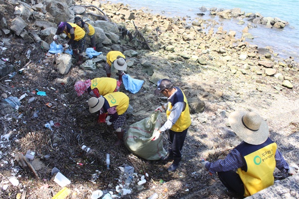 6월 23일 통영시 용남면 선촌마을에서 해양쓰레기 수거 작업이 벌어졌다.
