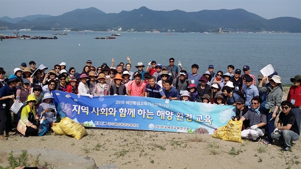  6월 23일 통영시 용남면 선촌마을에서 해양쓰레기 수거 작업이 벌어졌다.