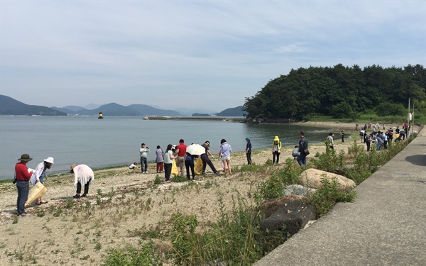 6월 23일 통영시 용남면 선촌마을에서 해양쓰레기 수거 작업이 벌어졌다.