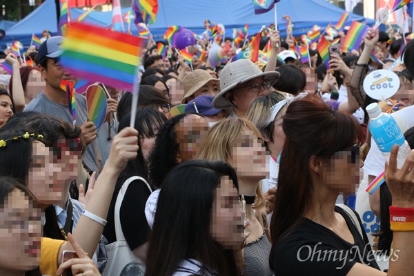 23일 오후 대구 중구 동성로에서 열린 퀴어문화축제에서 참가자들이 무지개색 깃발을 흔들고 있다.