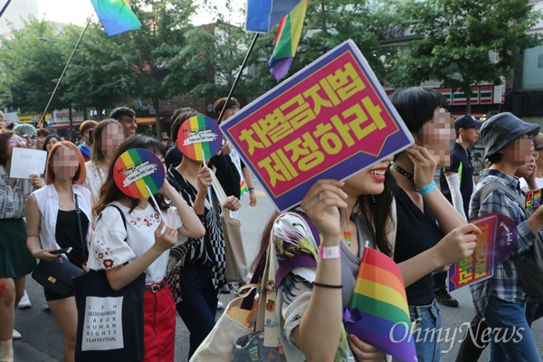 23일 열린 대구퀴어문화축제 참가자들이 자긍심의 퍼레이드에 나선 가운데 한 참가자가 '차별금지법 제정하라'고 쓴 피켓을 들고 걷고 있다.