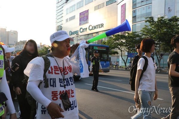 23일 오후 대구에서 열린 퀴어축제 참가자들이 자긍심의 퍼레이드를 진행하자 기독교단체 회원이 나팔을 불며 방해하고 있다.