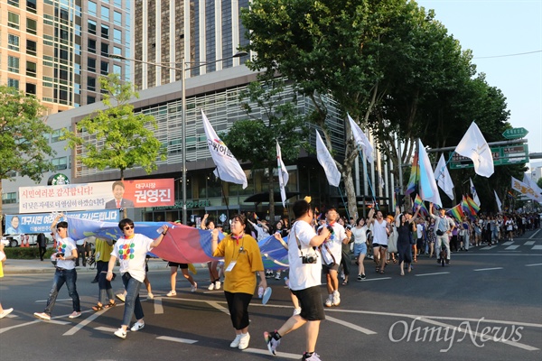 23일 오후 대구 중구 동성로에서 열린 대구퀴어축제 참가자들이 자긍심의 퍼레이드를 진행하고 있다.