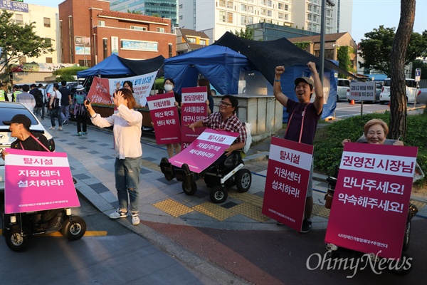  23일 열린 대구퀴어축제 참가자들이 자긍심의 퍼레이드를 진행하며 대구시청에 다다르자 시청 앞에서 장애인협약 요구를 하며 농성을 벌이고 있던 장애인단체 회원들이 환영하고 있다.