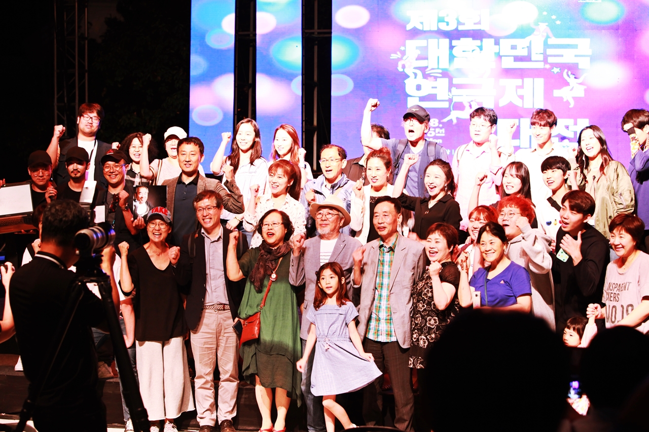  대전연극계의 원로들이 출연한 이번 행사에 연극계 후배들이 응원차 많이 왔었다. 토크 콘서트가 끝난 후 가족들과 후배, 방청객들과 함께 단체사진을 촬영했다.  