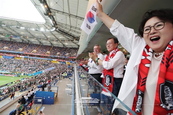 24일 러시아 월드컵 한국-멕시코전을 직접 관람한 김정숙 여사가 우리 측 골이 터지자 환호하고 있다.