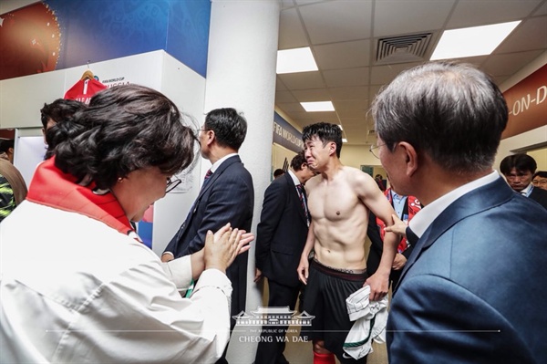 문재인 대통령이 23일 오후(현지시간) 러시아 로스토프 아레나에서 열린 2018 러시아 월드컵 대한민국-멕시코 경기를 현지에서 직접 관람, 경기 뒤 2:1로 패한 한국 선수들을 만나 위로했다.