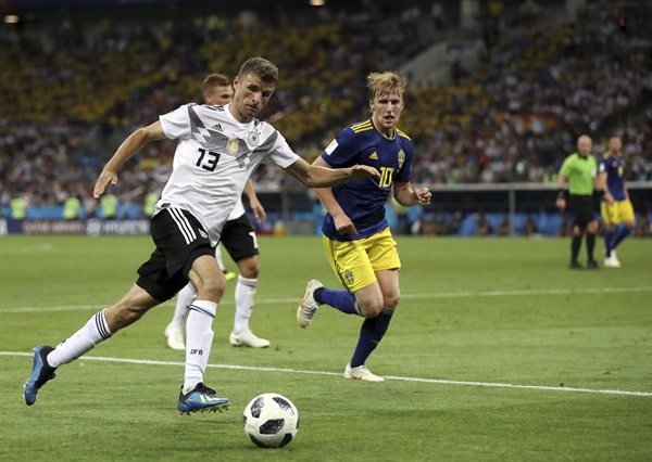  2018 러시아 월드컵 F조 2차전, 독일과 스웨덴의 경기 모습. 독일의 토마스 뮐러가 스웨덴의 에밀 포르스베리 선수를 상대로 공을 몰고 있다.