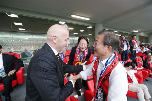 문재인 대통령이 23일 오후(현지시간) 러시아 로스토프 아레나에서 열린 2018 러시아 월드컵 F조 조별리그 2차전 대한민국과 멕시코의 경기에 참석, 잔니 인판티노 국제축구연맹(FIFA) 회장과 반갑게 인사를 나누고 있다.