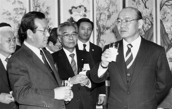 1988년 1월 16일 전두환 대통령이 서울 신라호텔 다이나스티홀에서 열린 대한상의 주최 신년인사회에 참석, 김종필 공화당 총재(왼쪽)와 환담하고 있다