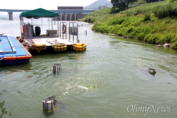 6월 24일 낙동강 창녕함안보 상류 우안 쪽에 녹조 발생을 억제하기 위한 '폭기장치'가 가동되고 있다.
