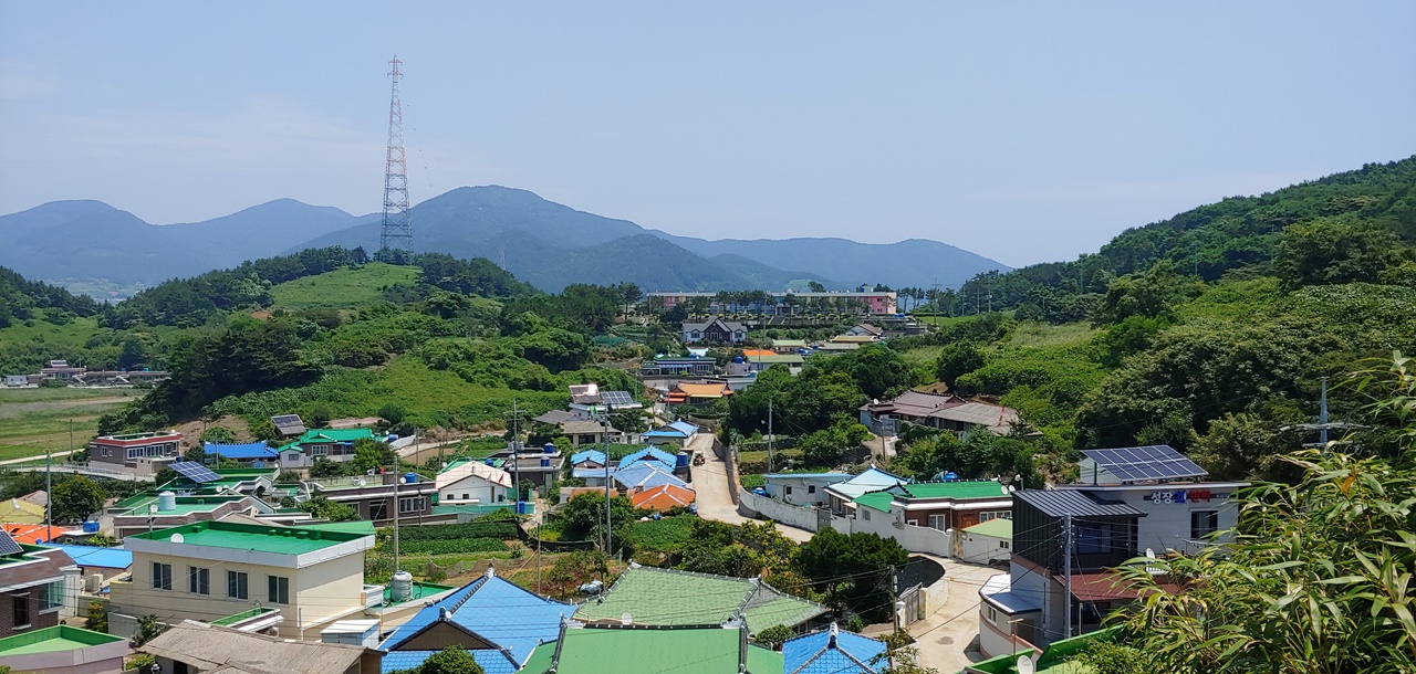  한반도를 닮은 섬 화태도 마을 풍경 너머로 초등학교가 보인다