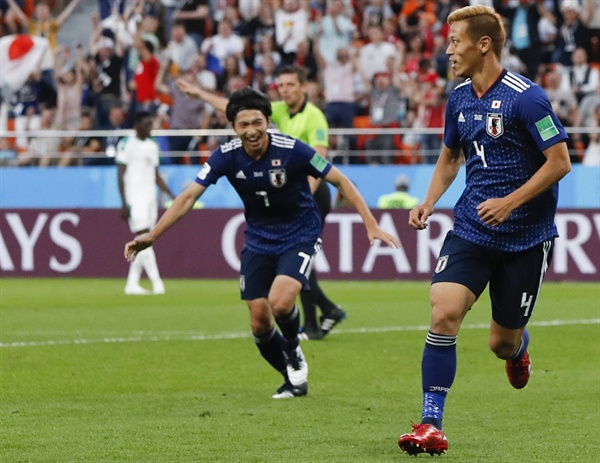  25일 오전 0시(한국 시각) 러시아 월드컵 조별리그 H조 세네갈과의 경기에서 동점골을 터트린 일본 혼다 게이스케(오른쪽) 선수가 세리머니를 하고 있다.