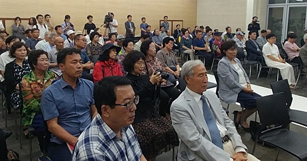 지난 20일 열린 '기억 전쟁' 출판기념회에는 책 속에 등장하는 유가족과 목격자들이 참석해 성황을 이뤘다.