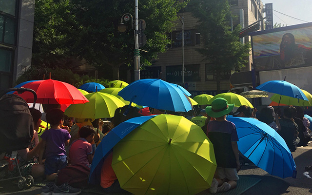 ▲ 오후 4시부터 시작 된 문화행사에 참여한 고양시민들이 우산을 펼치고 있다.