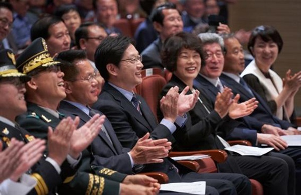 25일 경남도청에서 ‘6?25전쟁 제68주년 행사’가 진행된 가운데, 김경수 경남도지사 당선인과 참석자들이 박수를 치고 있다. 