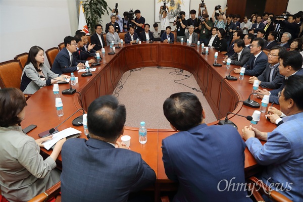 25일 오후 서울 여의도 국회에서 열린 자유한국당 초선·재선의원 연석회의에 참석한 의원들이 당의 진로를 논의하고 있다.