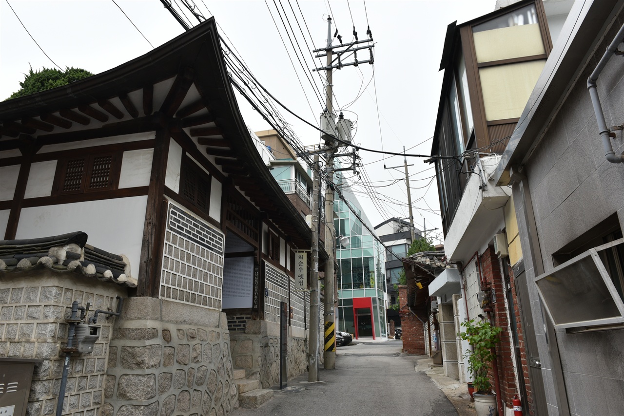 서울 성북구 성북동 골목길 한 켠에 숨어 있는 최순우 옛집. 원래 한옥으로 빼곡한 곳이었으나 2000년 이후 이 집을 빼고 모두 다세대 주택으로 변했다.