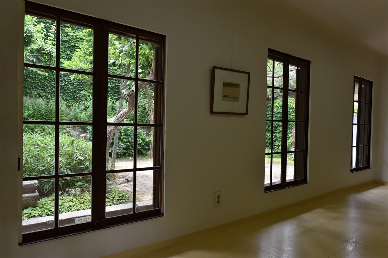 최순우옛집 사랑방에서 보이는 뒷마당. 창문을 통해 보이는 뒷마당 풍경은 한 폭의 그림 같다.