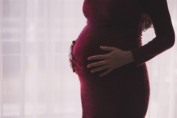 포털 사이트 메인에는 하루가 멀다 하고 '임신 중에도 빛나는 자태'를 뽐내는 연예인들이 등장했다. 배만 뽈록 나오고 다른 신체 부위는 임신 전과 다를 바 없는 D라인은 임신부들의 '로망'이 되었다(자료사진)