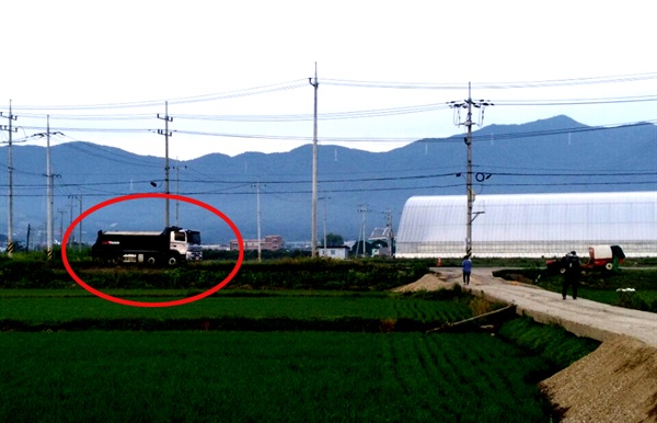 6월 22일 김해 진례면 농지에 폐기물을 싣고온 25톤 트럭(원안)이 대기하고 있다.