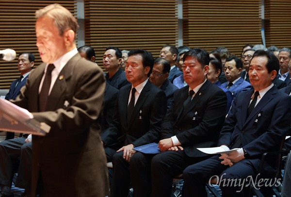 김구 선생 추모식 참석한 정세균, 손학규 정세균 전 국회의장(오른쪽), 손학규 전 의원(오른쪽 두번째)이 26일 오전 서울 용산구 백범기념관에서 열린 '겨레의 큰 스승 - 백범 김구 선생 제69주기 추모식'에 참석하고 있다.