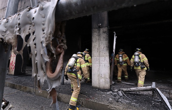 소방 화재진압 대원들이 26일 오후 불이난 세종시 한 아파트 건물 안으로 들어가고 있다. 