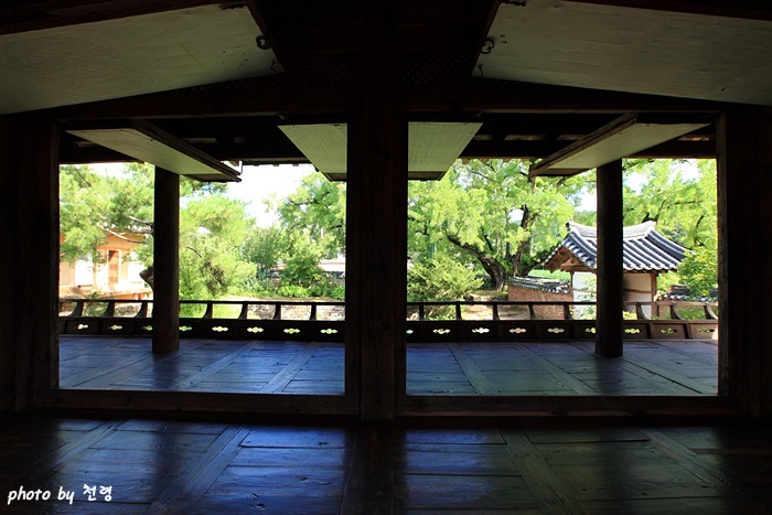 경정(敬亭)은 연못을 정면에서 바라보는 곳에 있는데, 연못을 완상하는 공간으로 설계되었음을 알 수 있다. 