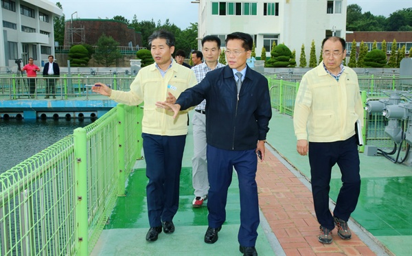  한경호 경남도지사 권한대행은 6월 26일 오후 창원 칠서정수장을 방문했다.