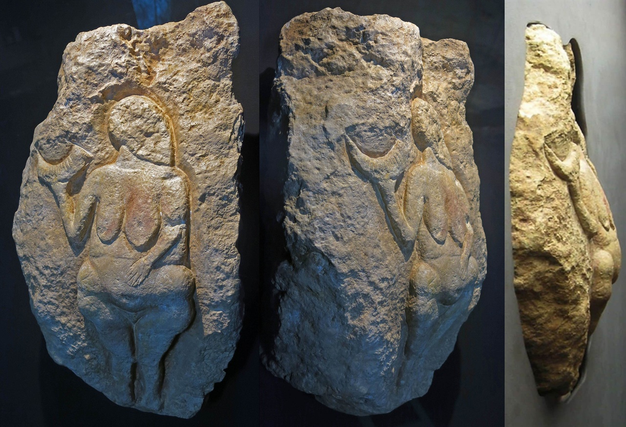 석회암 높이 46센티미터. 프랑스 남서부 도르도뉴에서 나왔고, 기원전 25000년 전 구석기인이 새긴 것으로 밝혀졌다.