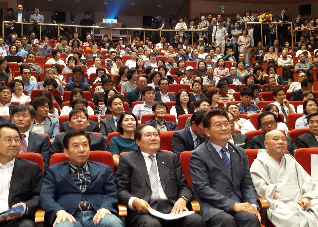 남도포럼이 6월 26일에 순천대학교70주년기념관에서 출범식을 갖고 송영길 토크콘서트를 진행했다. 