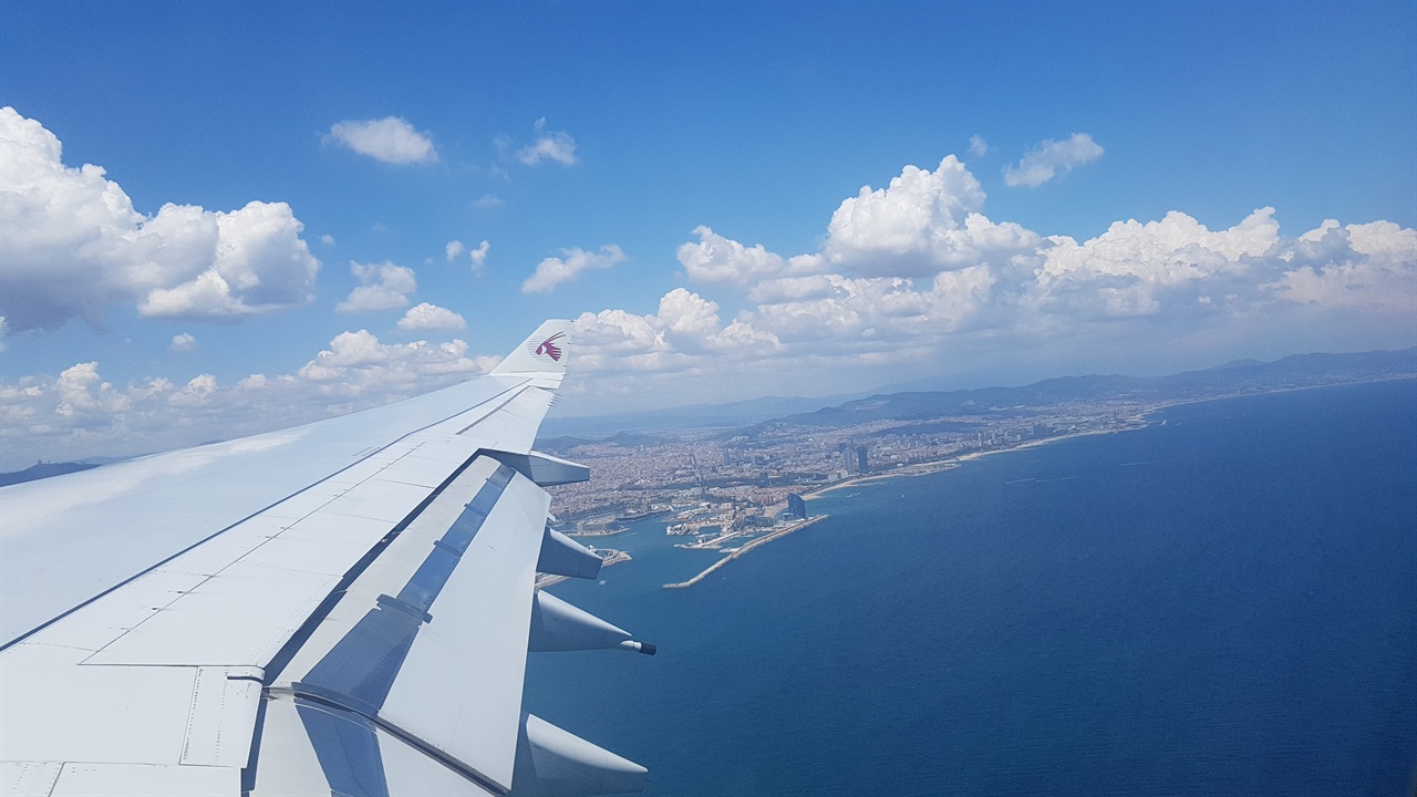 비행기에서 내려다 본 바르세로나. 파란 하늘과 푸른 지중해가 너무 아름답습니다.