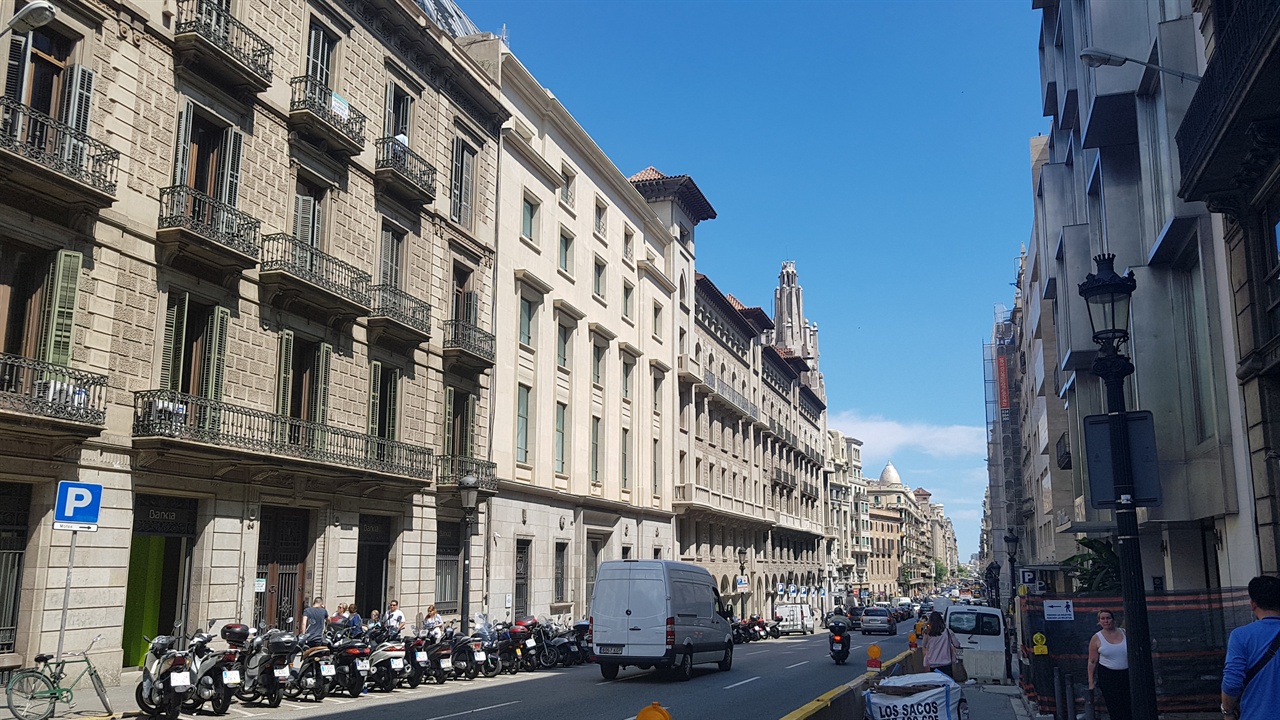 바르셀로나의 거리. 고풍스런 건물이 즐비합니다.