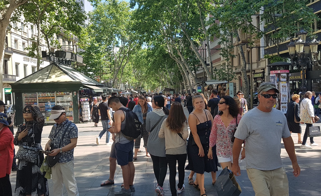 바르셀로나의 활기찬 람블라스 거리. 