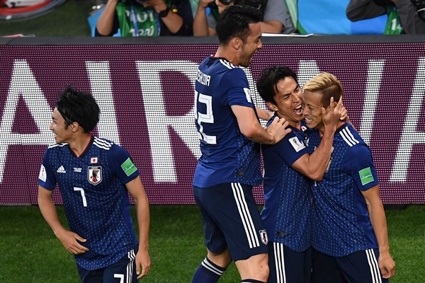  25일 오전 0시(한국 시각) 러시아 월드컵 조별리그 H조 세네갈과의 경기에서 승리한 일본 대표팀 선수들이 기뻐하고 있다.
